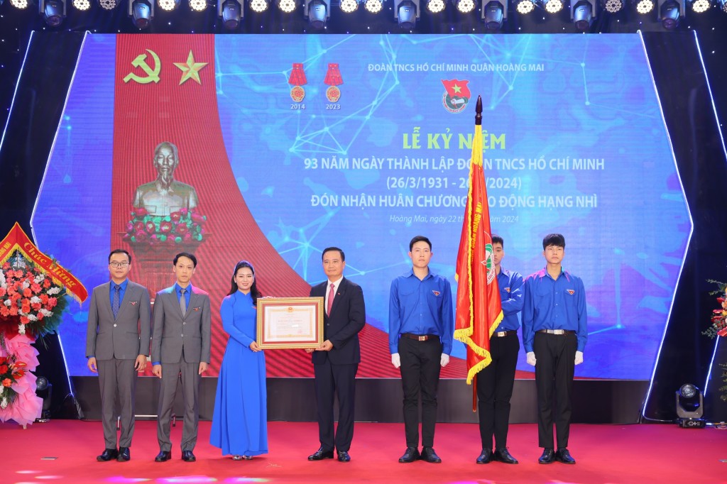 Đoàn Thanh niên quận Hoàng Mai nhận Huân chương Lao động hạng Nhì