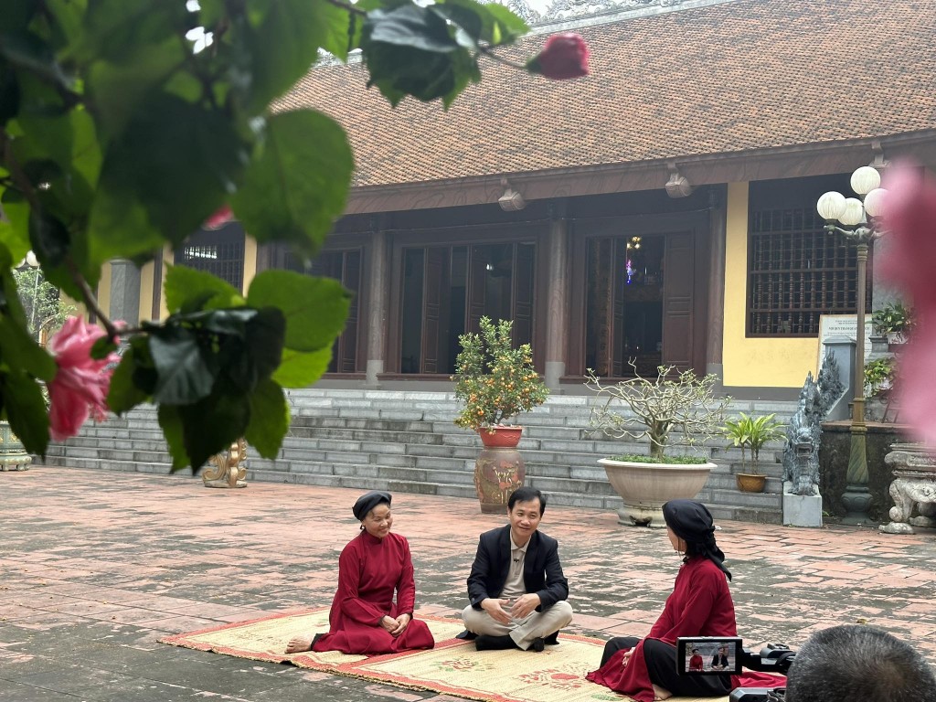 Nhà nghiên cứu âm nhạc Nguyễn Quang Long (ngồi giữa) trò chuyện cùng các nghệ nhân Hát Xoan