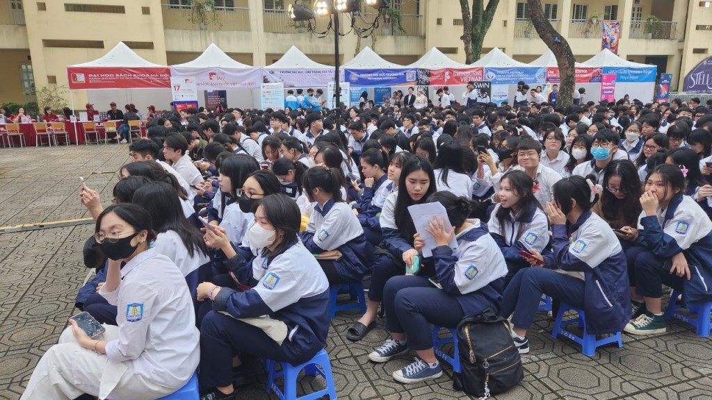 Hơn 1400 học sinh tham dự Ngày hội tư vấn hướng nghiệp