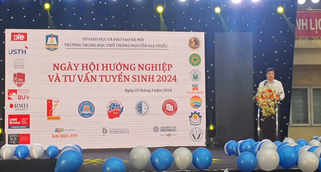 Hơn 1400 học sinh tham dự Ngày hội tư vấn hướng nghiệp