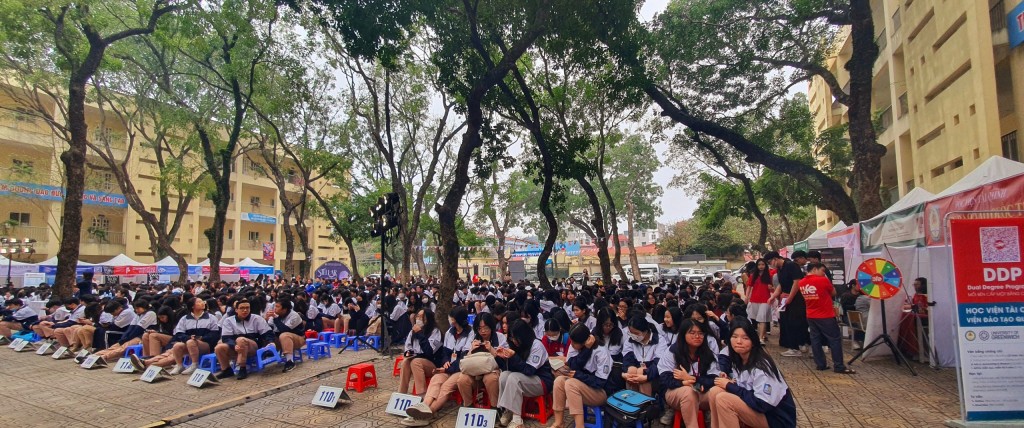 Hơn 1400 học sinh tham dự Ngày hội tư vấn hướng nghiệp