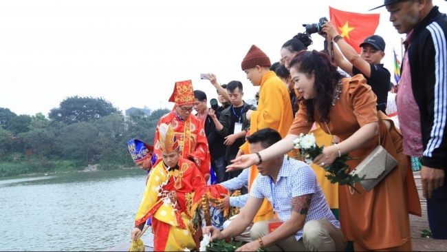 Độc đáo nghi thức rước nước tại Lễ hội làng gốm cổ Bát Tràng
