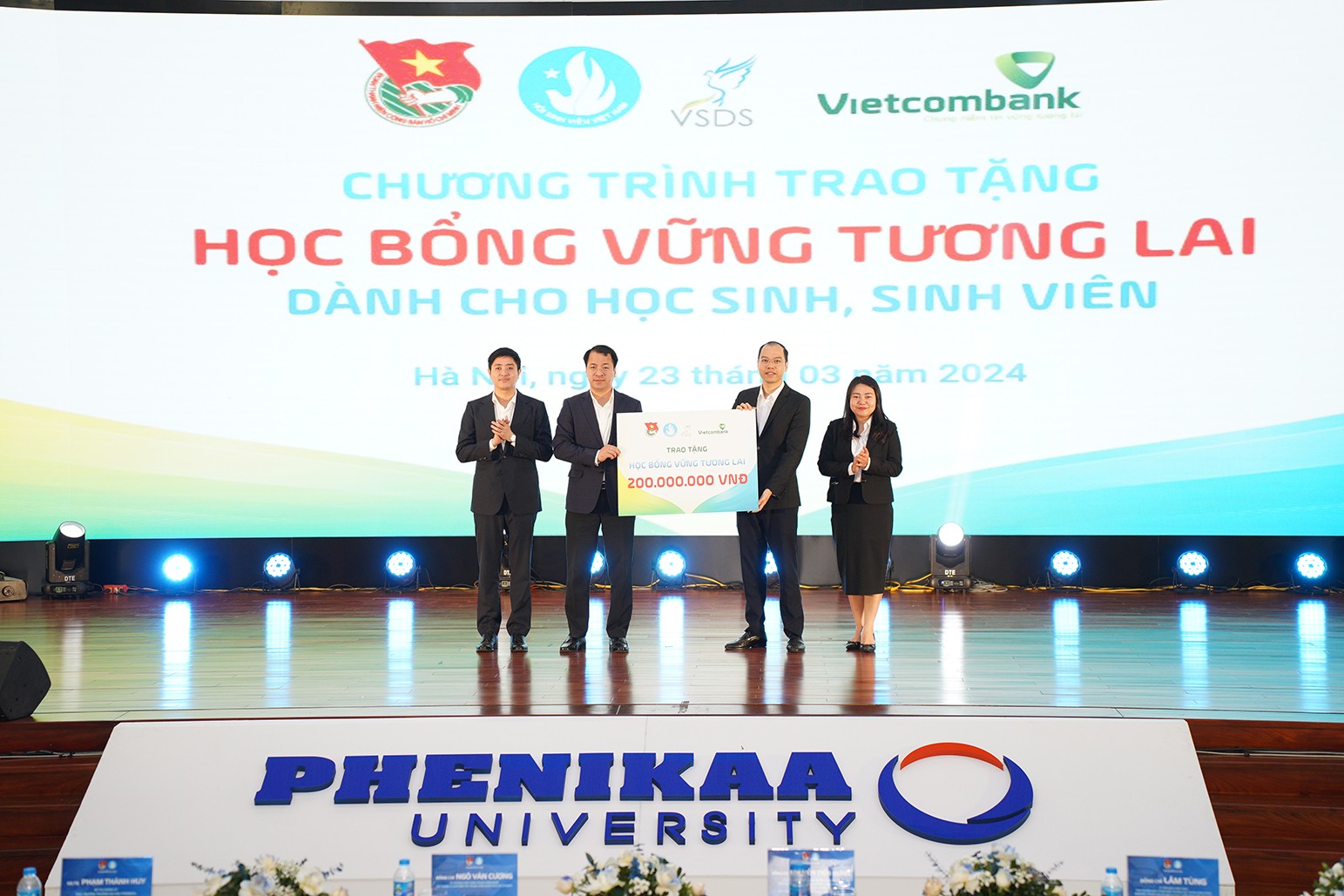 Lãnh đạo Trung ương Đoàn trao biển tượng trưng học bổng tặng các bạn sinh viên tới Thành đoàn - Hội Sinh viên thành phố Hà Nội
