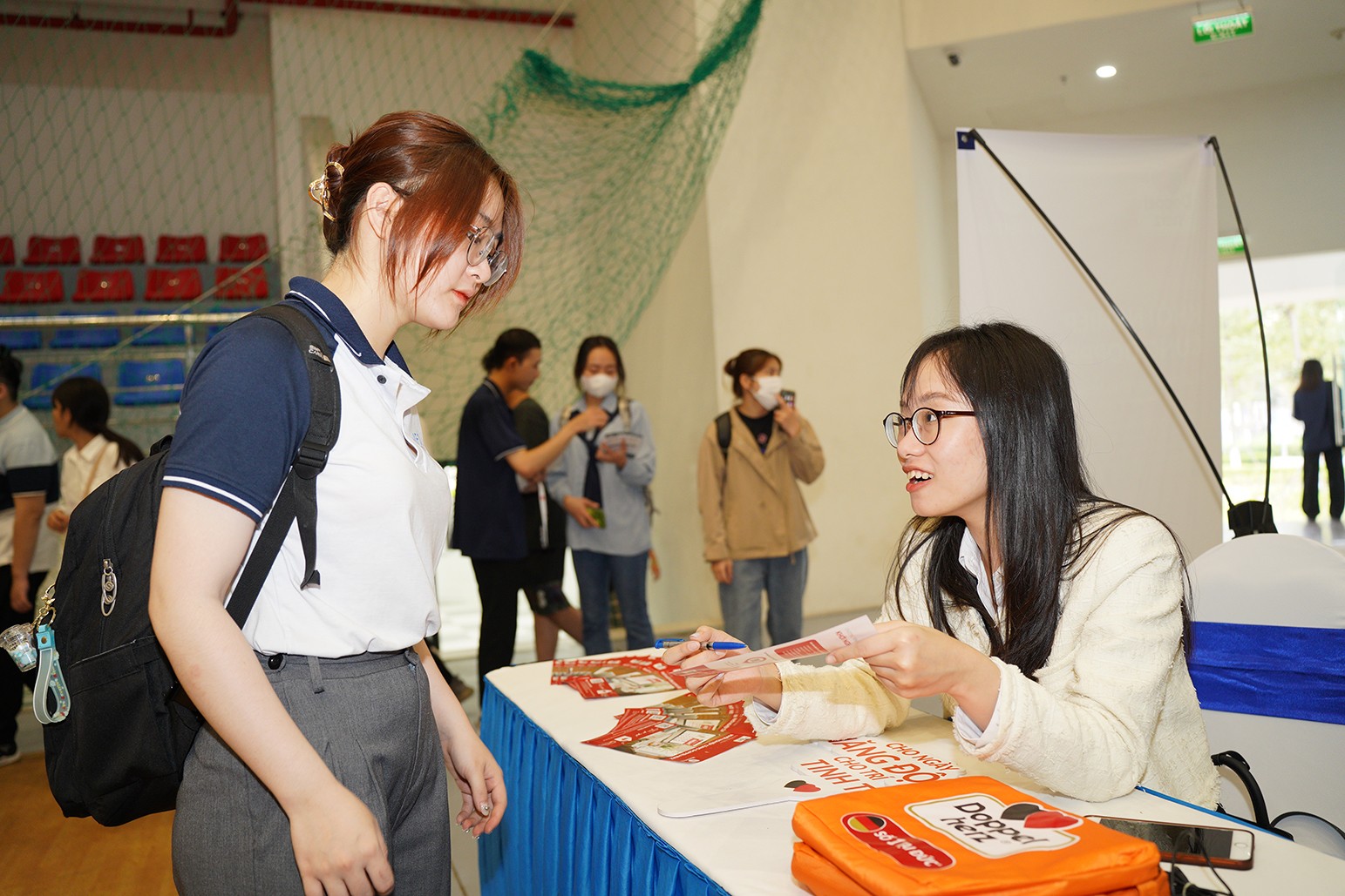 Tại ngày hội, sinh viên được hỗ trợ hướng nghiệp với nhiều cơ hội việc làm tốt