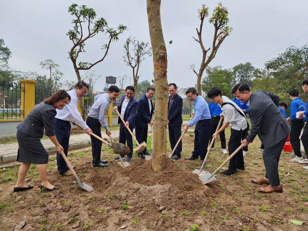 Lãnh đạo Học viện cùng các đại biểu tham gia trồng cây