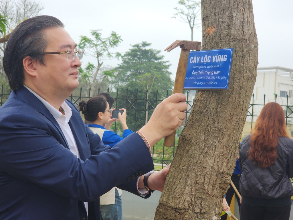 Ông Trần Trọng Nam, Chủ tịch HĐQT, Tổng GĐ Công ty cổ phần đầu tư và xây dựng đô thị Sông Hồng trồng cây tại sự kiện
