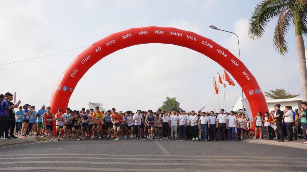 Cán bộ, nhân viên EVNHCMC tham gia giải chạy hưởng ứng chiến dịch Giờ Trái đất năm 2024 và Ngày chạy Olympic vì sức khỏe toàn dân năm 2024