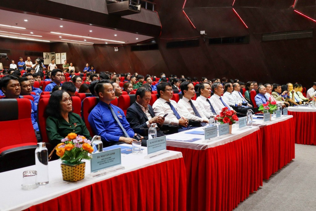 Các đại biểu tham dự lễ kỷ niệm 93 năm Ngày thành lập Đoàn TNCS Hồ Chí Minh