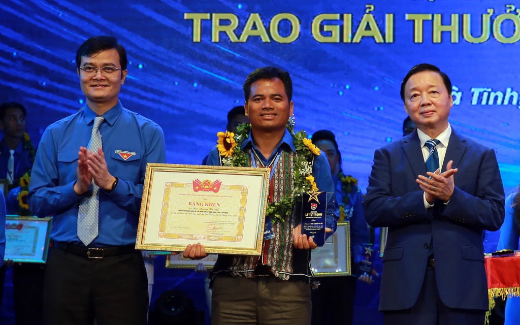 Phó Thủ tướng Chính phủ Trần Hồng Hà và Bí thư Thứ nhất Trung ương Đoàn TNCS Hồ Chí Minh Bùi Quang Huy trao Giải thưởng Lý Tự Trọng năm 2024 cho cán bộ đoàn tiêu biểu - Ảnh: VGP/Minh Khôi