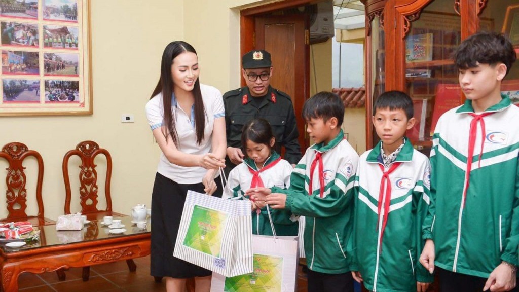 Mrs World Bích Hạnh tham gia chương trình "Tháng Ba biên giới"
