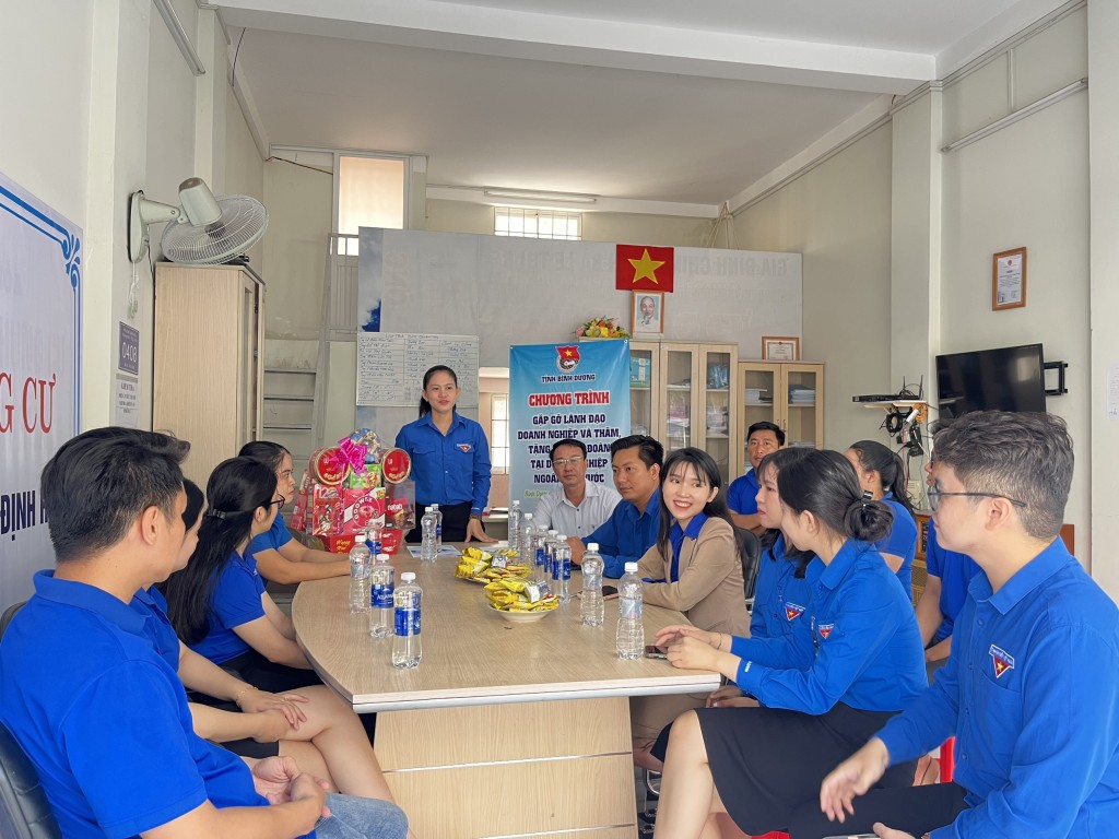 Gặp gỡ lãnh đạo danh nghiệp và thăm tặng quà cho chi đoàn tại Doanh nghiệp ngoài nhà nước Gặp gỡ lãnh đạo danh nghiệp và thăm tặng quà cho chi đoàn tại Doanh nghiệp ngoài nhà nước