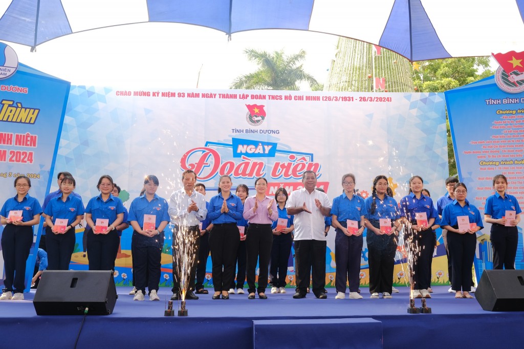 Trao thẻ đoàn cho 20 đoàn viên mới kết nạp Trao thẻ đoàn cho 20 đoàn viên mới kết nạp