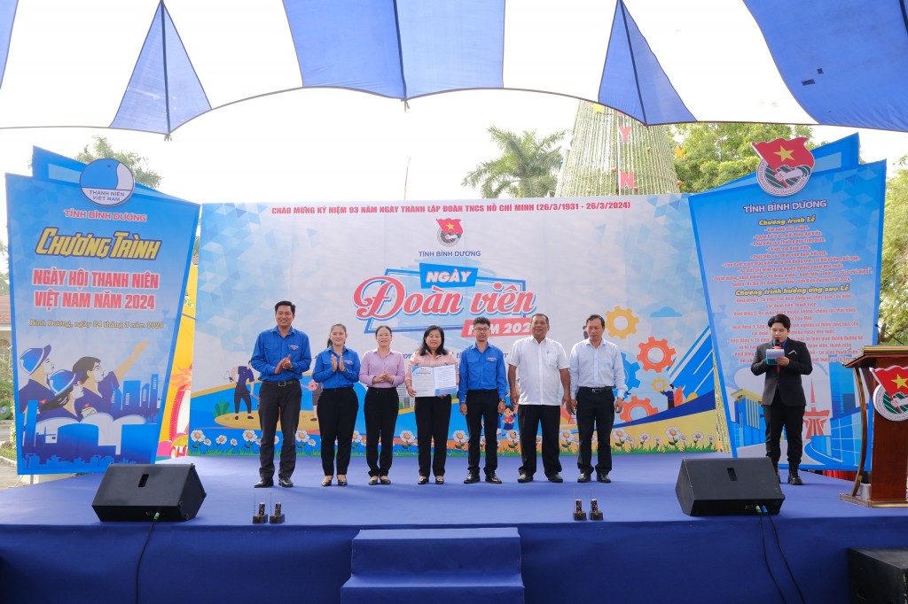 Trao danh sách đoàn viên ưu tú cho Đảng kết nạp Trao danh sách đoàn viên ưu tú cho Đảng kết nạp
