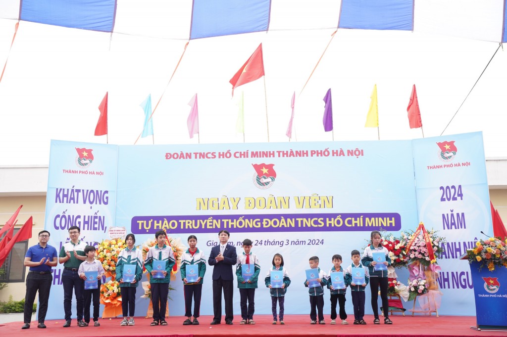 Đại biểu trao quà cho các em học sinh khó khăn của huyện Gia Lâm