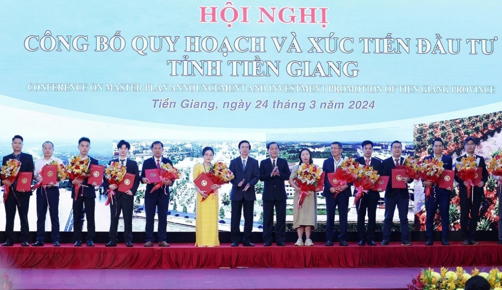 Lãnh đạo tỉnh Tiền Giang trao Chứng nhận đăng ký đầu tư cho các doanh nghiệp.