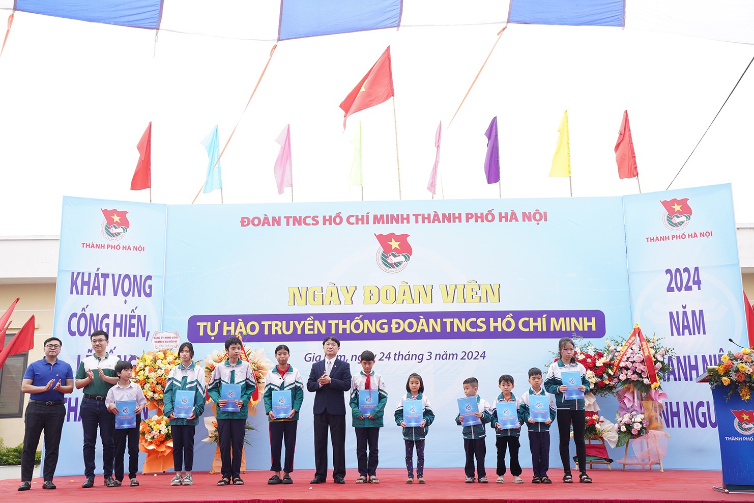 Các đại biểu tặng quà cho 10 em nhỏ có hoàn cảnh khó khăn trên địa bàn huyện Gia Lâm