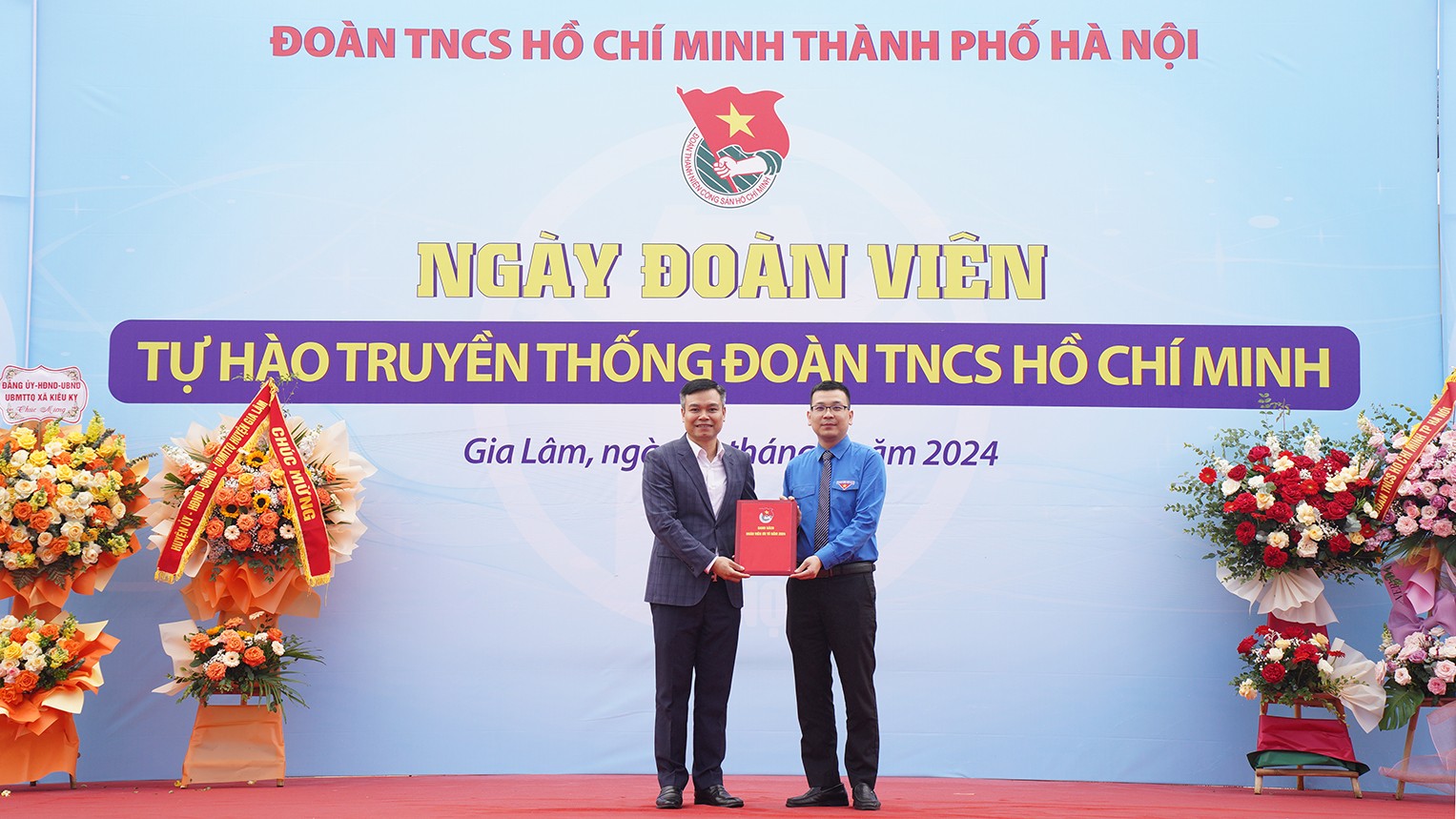 Đồng chí Phạm Văn Phong - Bí thư Huyện đoàn Gia Lâm trao danh sách 78 đoàn viên ưu tú cho Đảng xem xét, kết nạp
