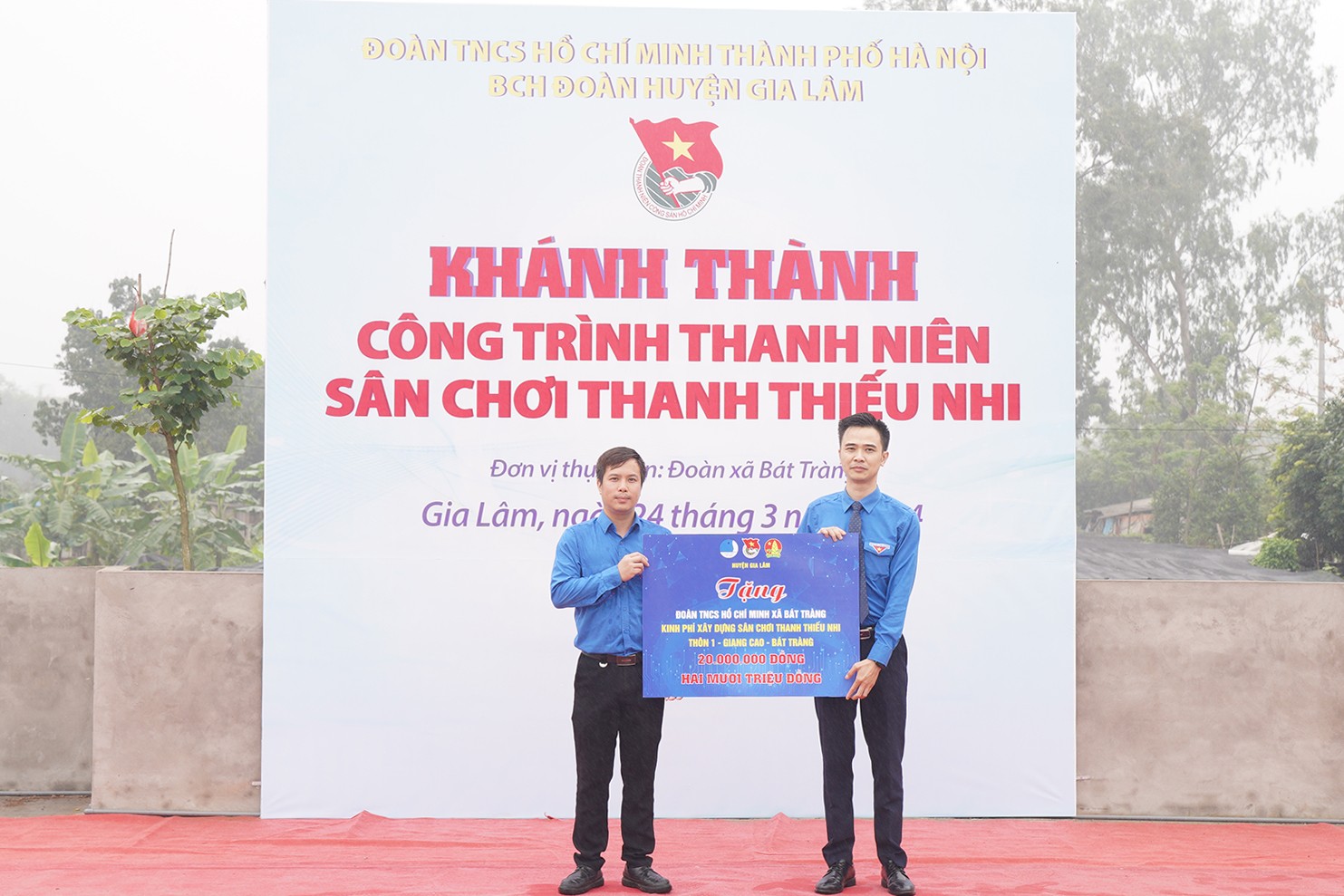 Huyện đoàn Gia Lâm trao tặng biển tượng trưng kinh phí xây dựng sân chơi thiếu nhi cho Đoàn xã Bát Tràng
