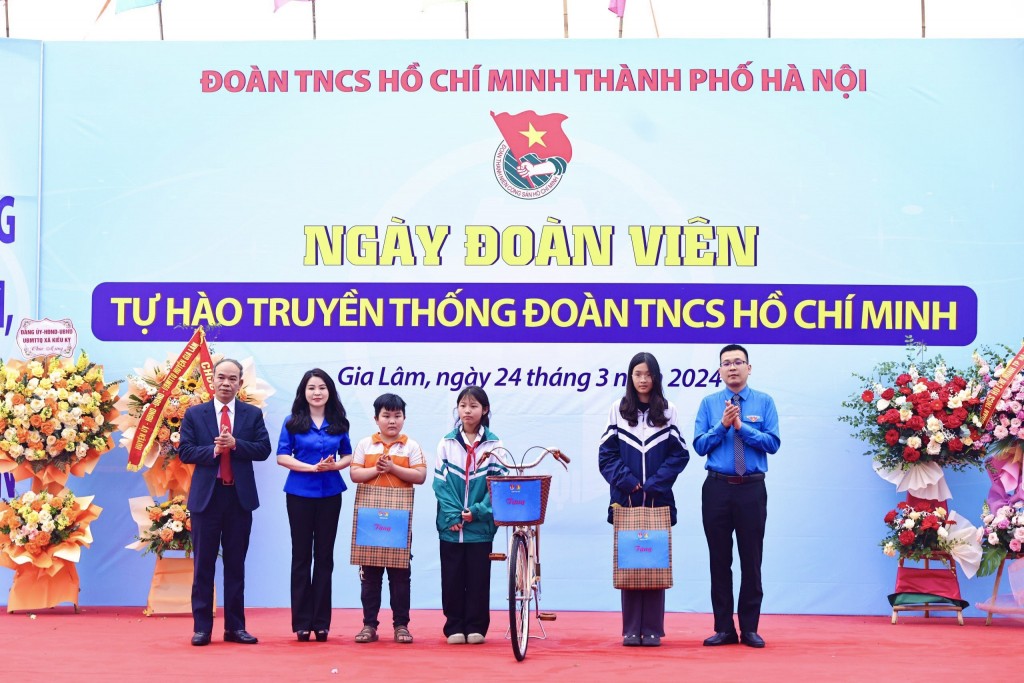 Đồng chí Chu Hồng Minh tặng quà cho 3 em học sinh có hoàn cảnh khó khăn