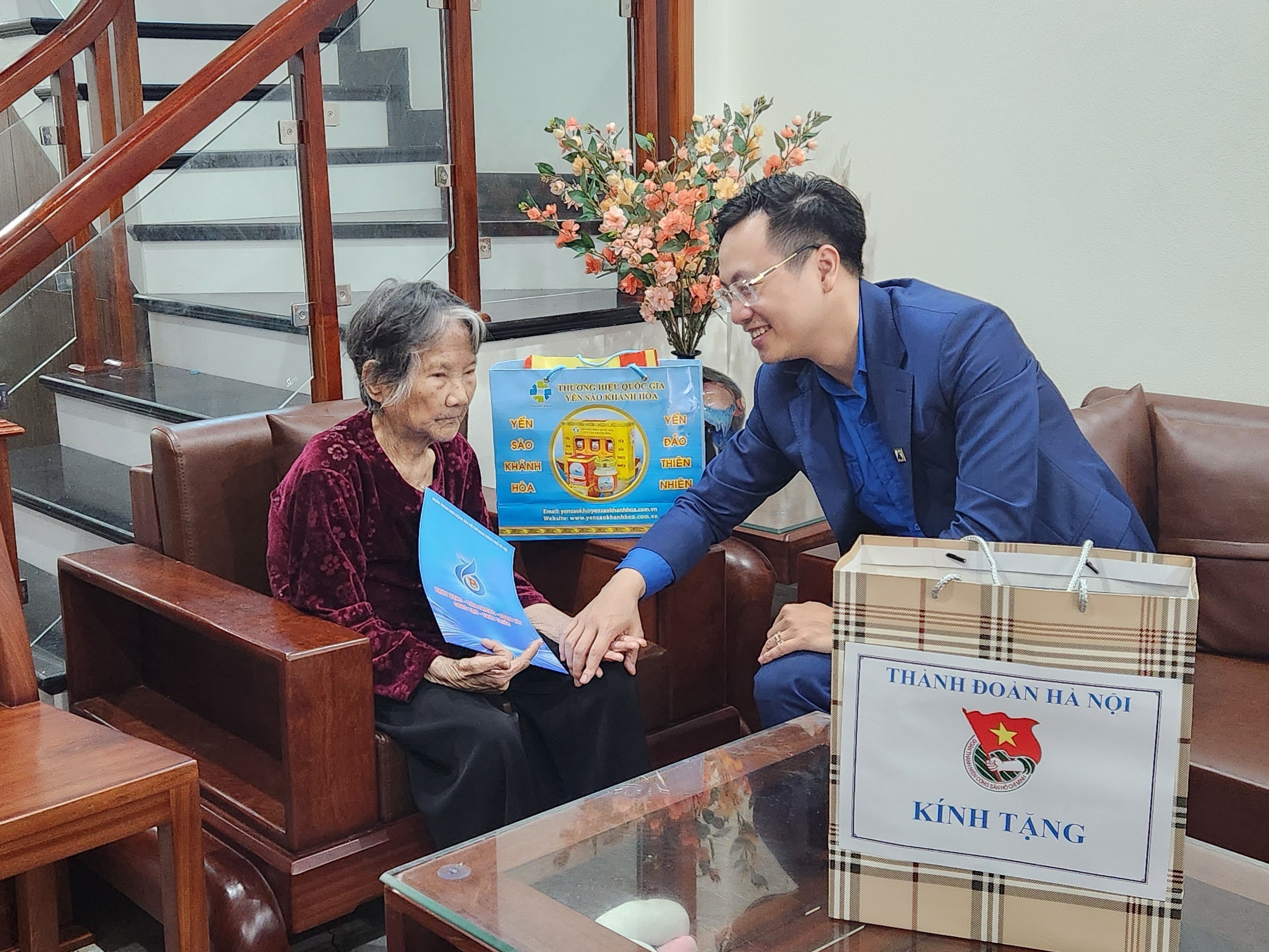 Ban tổ chức thăm và tặng quà Bà mẹ Việt Nam anh hùng; gia đình chính sách trên địa bàn huyện Gia Lâm