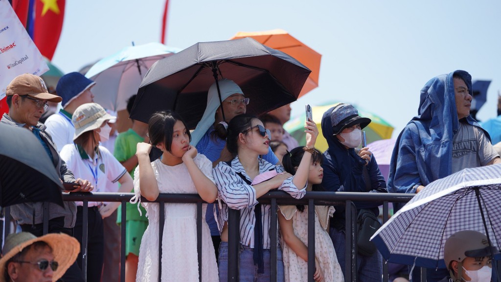 Thời tiết tại vịnh Thị Nại gần trưa 24/3 khoảng 29 độ C, nhưng hàng trăm du khách vẫn háo hức chờ đợi những màn trình diễn của các tay đua