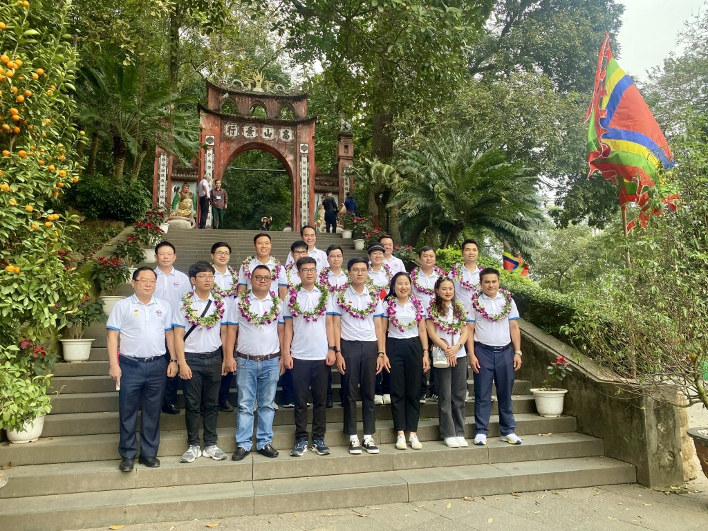Đoàn đại biểu tại khu di tích lịch sử đặc biệt quốc gia Đền Hùng (tỉnh Phú Thọ)
