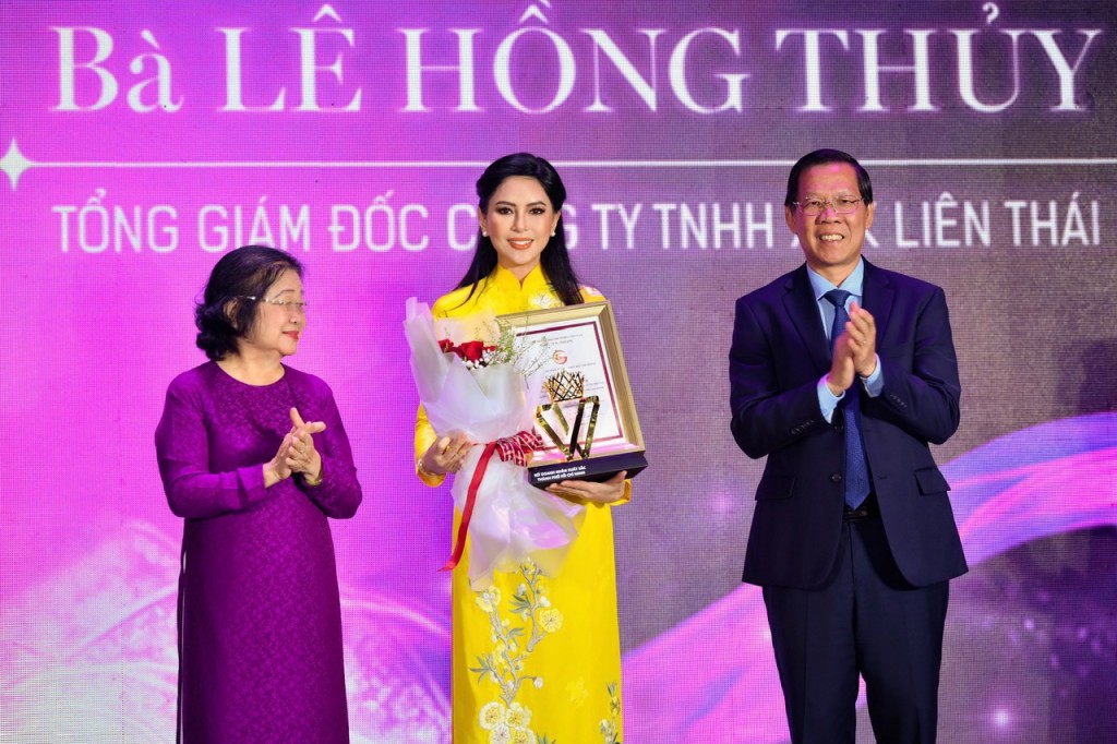 Bà Lê Hồng Thủy Tiên nhận giải thưởng