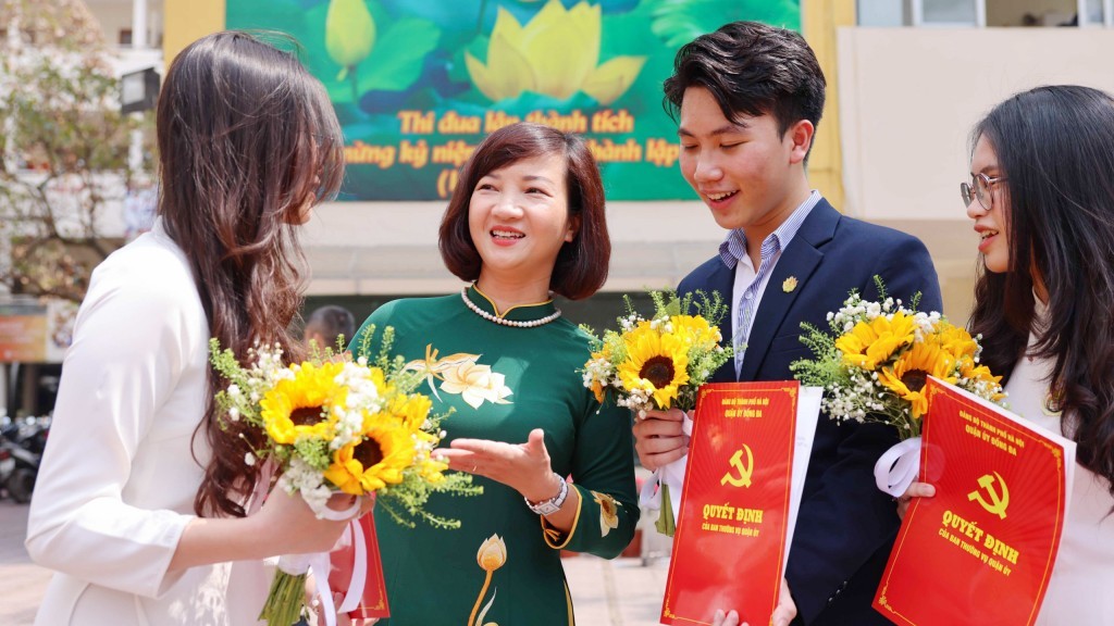 Thêm 7 học sinh trường THPT Kim Liên được kết nạp Đảng