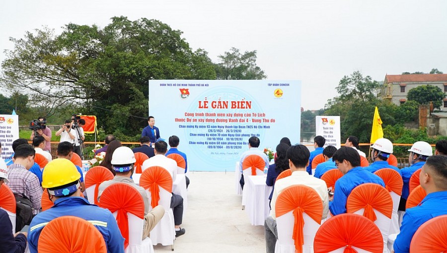 Gắn biển công trình thanh niên xây dựng cầu Tô Lịch Gắn biển công trình thanh niên xây dựng cầu Tô Lịch