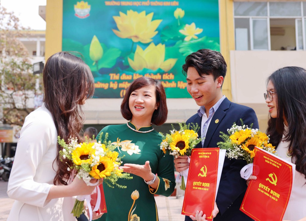 Thêm 7 học sinh trường THPT Kim Liên được kết nạp Đảng