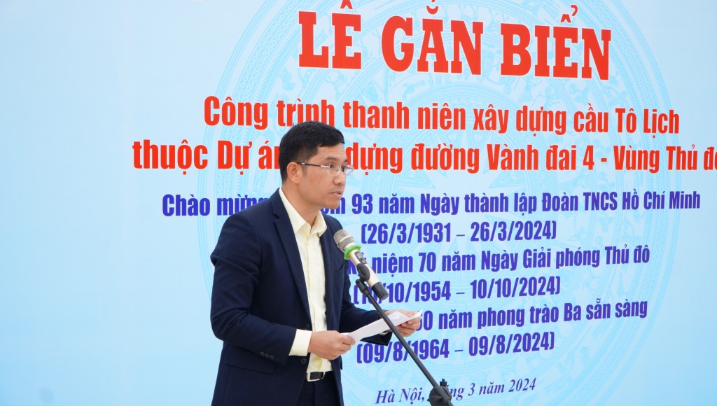 Gắn biển công trình thanh niên xây dựng cầu Tô Lịch