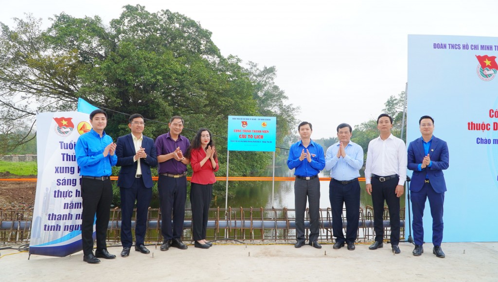 Gắn biển công trình thanh niên xây dựng cầu Tô Lịch Gắn biển công trình thanh niên xây dựng cầu Tô Lịch