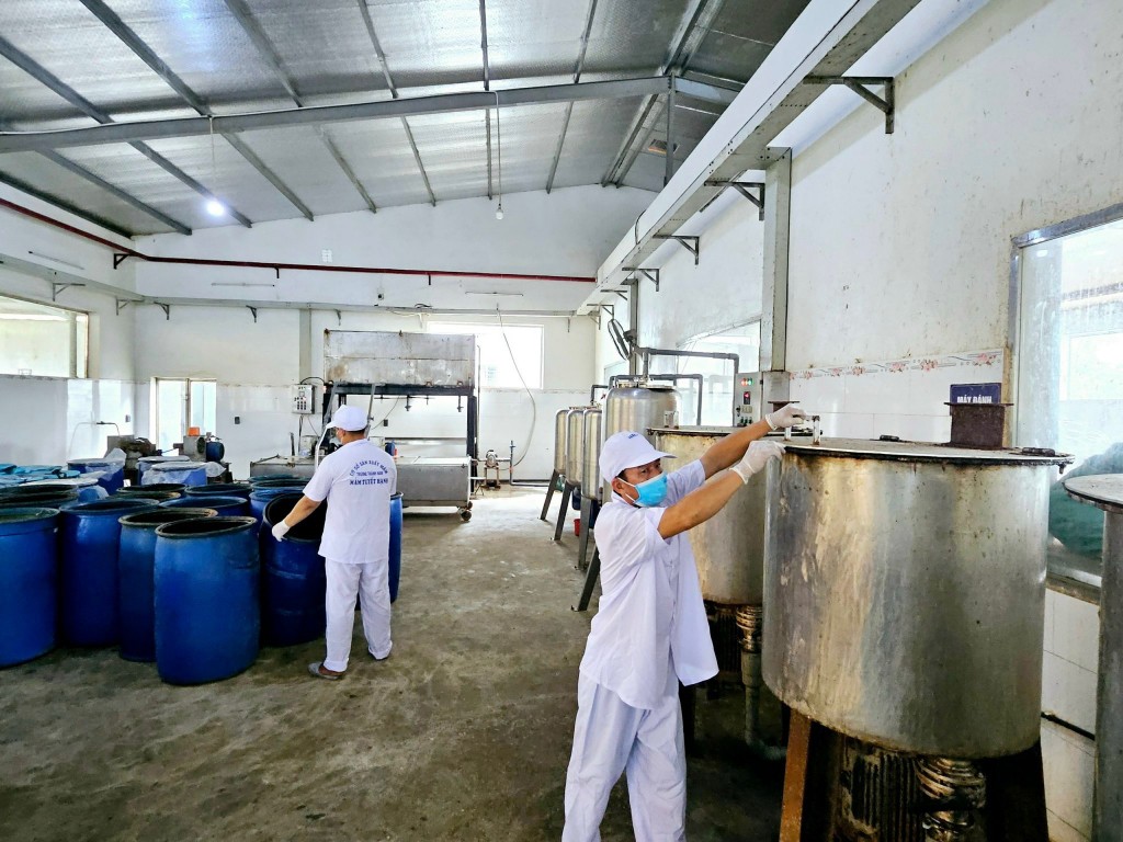 Cơ sở Mắm nêm Tuyết Hạnh con trai Dì Cẩn đã đứng vững trên thị trường và là thương hiệu có tiếng trong ngành nghề làm mắm truyền thống miền Trung 