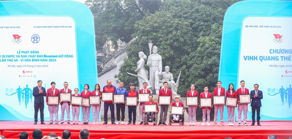 Bí thư thứ nhất Trung ương Đoàn Bùi Quang Huy và Phó Chủ tịch UBND thành phố Hà Nội Vũ Thu Hà trao Bằng khen của Thủ tướng Chính phủ tặng các cá nhân, tập thể có thành tích xuất sắc.