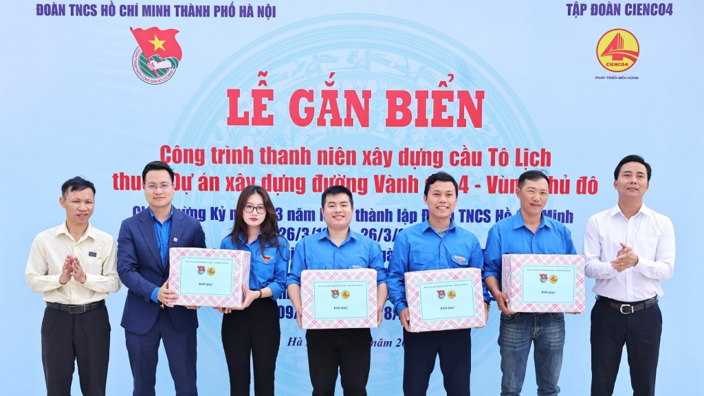 Gắn biển công trình thanh niên xây dựng cầu Tô Lịch