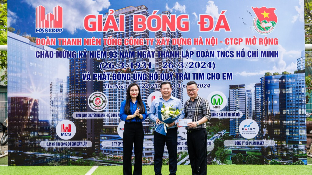 ông Nguyễn Việt Hùng - Phó Tổng Giám đốc Công ty Cổ phần Thi công cơ giới xây lắp đã trao toàn bộ tiền thưởng 10 triệu đồng vào Quỹ Trái tim cho em