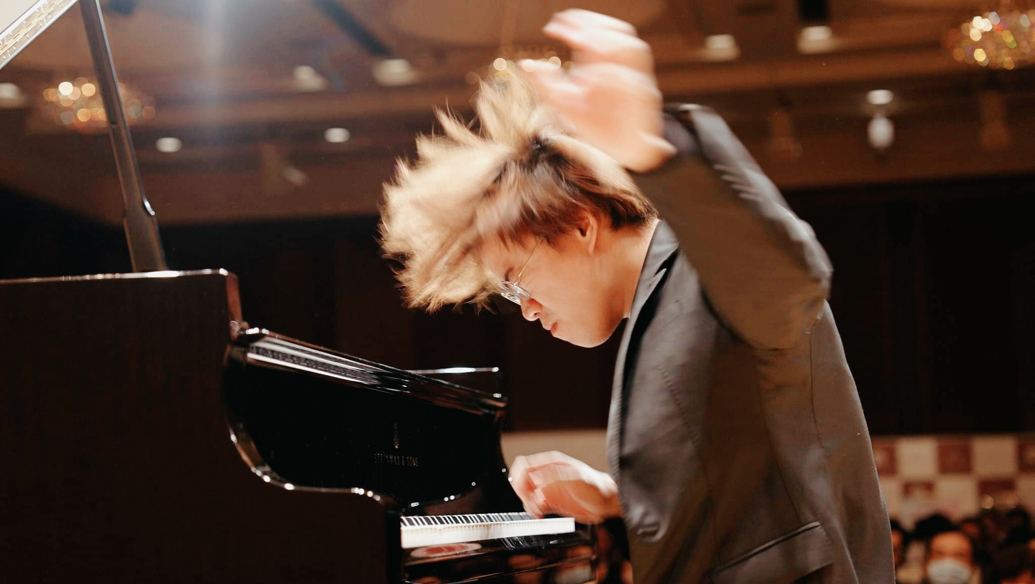 Tài năng piano Nguyễn Việt Trung biểu diễn cùng Dàn nhạc Giao hưởng Mặt trời