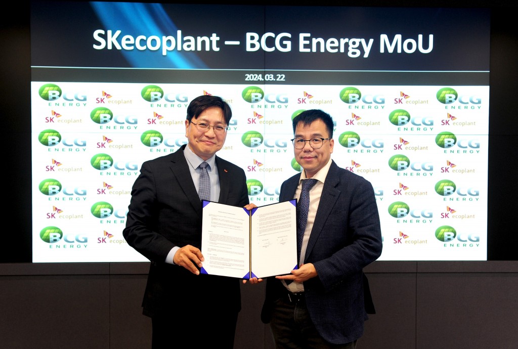 Ông Kim Jeong-hoon, Giám đốc điều hành Bộ phận Kinh doanh Giải pháp Nhà máy SK Ecoplant và ông Phạm Minh Tuấn, Phó Chủ tịch điều hành thứ 1 của Tập đoàn Bamboo Capital kiêm Tổng Giám đốc BCG Energy ký kết thỏa thuận hợp tác vào ngày 22/3/2024 tại Seoul
