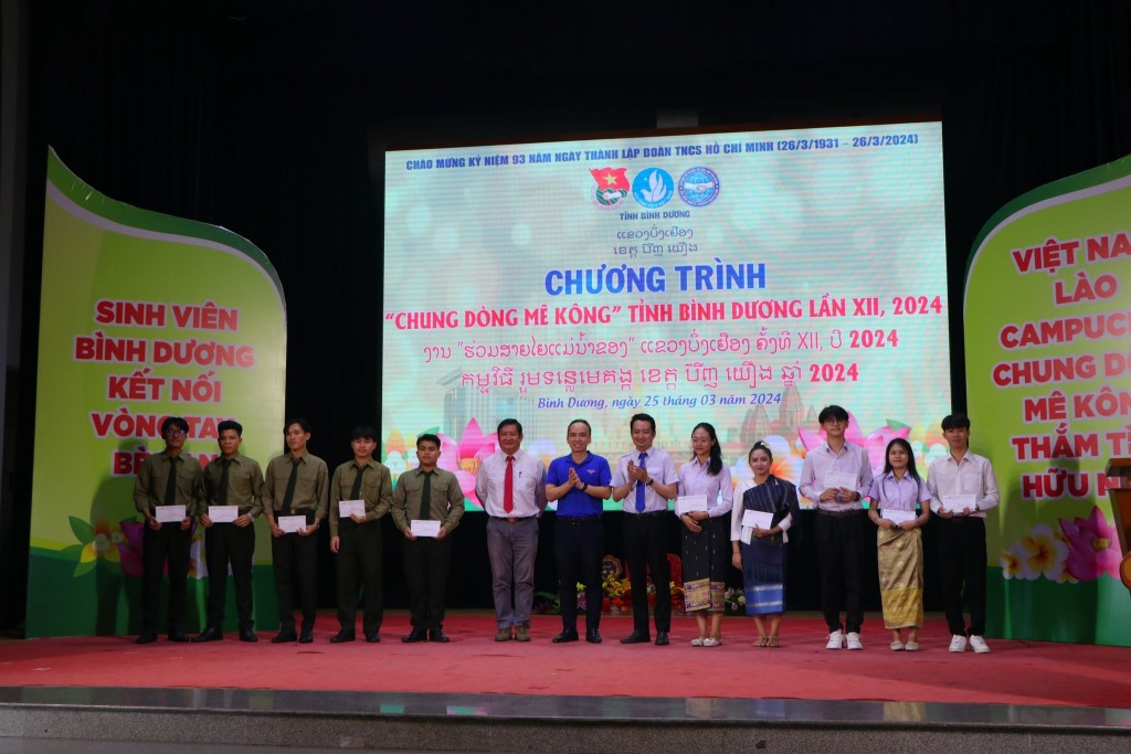 Trao tặng 20 suất quà cho các bạn học viên, sinh viên Lào và Campuchia đang học tập Đại học Ngô Quyền và Đại học Thủ Dầu Một