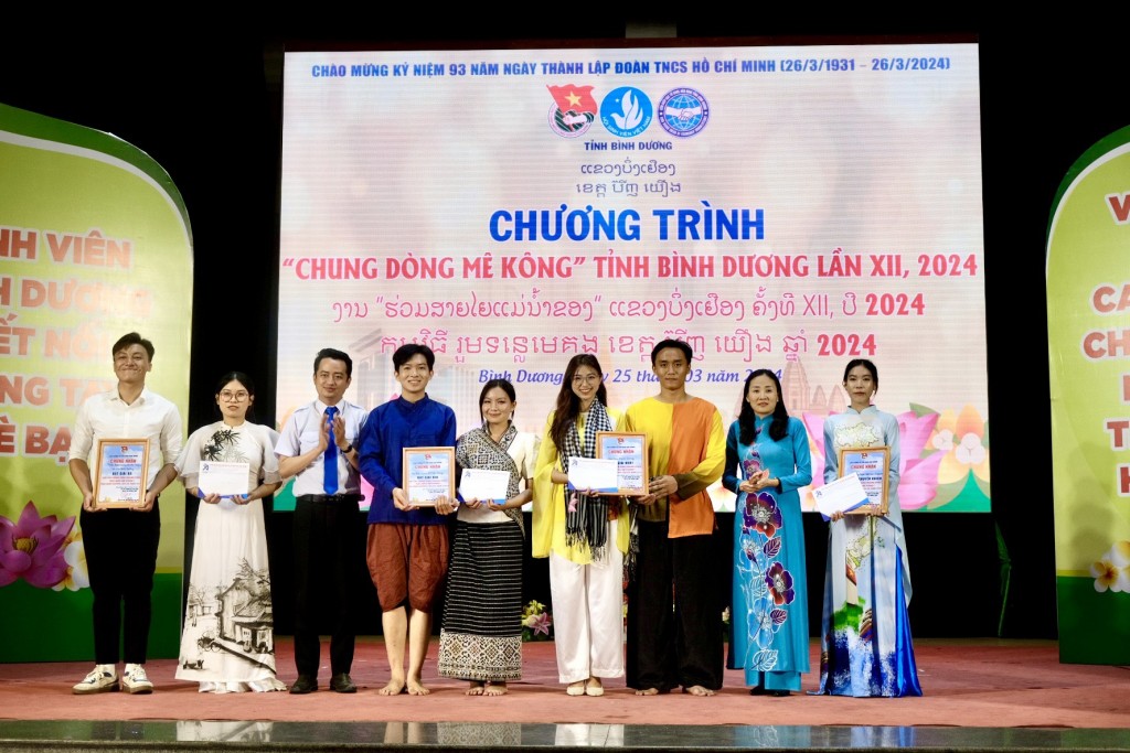 Đại học Bình Dương đạt giải nhất phần thi trang phục dân tộc