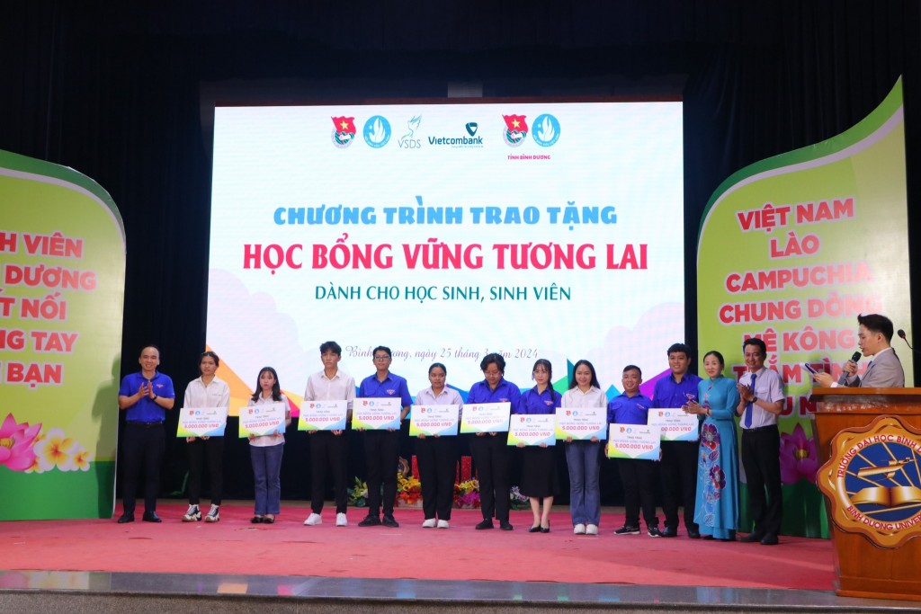 Trao tặng 10 suất quà tặng cho các bạn là sinh viên có hoàn cảnh khó khăn đang học tập tại các trường Cao đẳng, Đại học trên địa bàn tỉnh