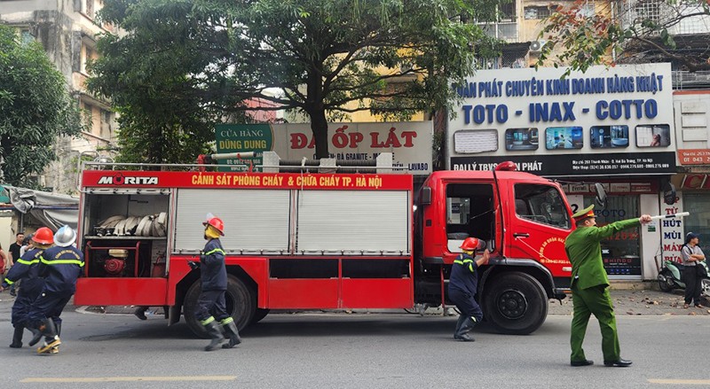 Xe cứu hoả nhanh chóng tiếp cận hiện trường vụ cháy ở ngõ 257 Thanh Nhàn