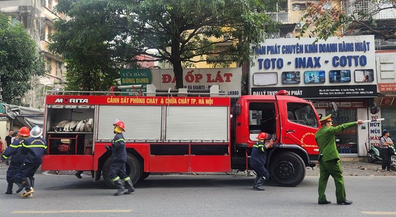 Lực lượng chữa cháy tại chỗ hướng dẫn nhiều người dân thoát hiểm