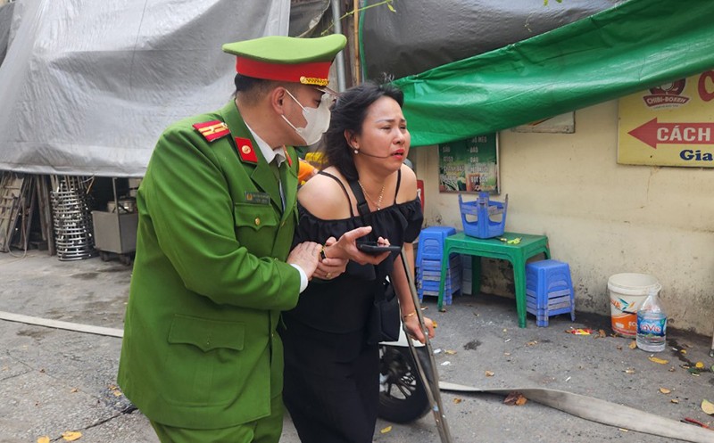 Thiếu tá Nguyễn Trung Hiếu (Đội 113, Công an quận Hai Bà Trưng) đã động viên, đưa người phụ nữ ra khỏi hiện trường vụ cháy