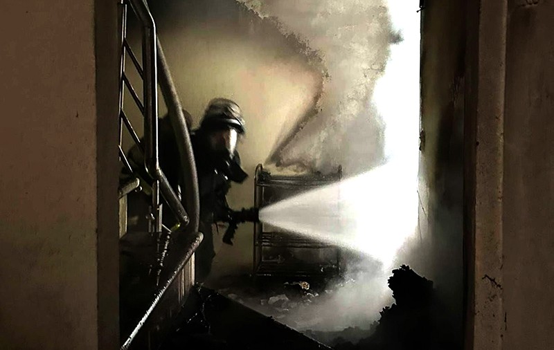 Lực lượng cứu hỏa tiếp cận bên trong ngôi nhà bị cháy 