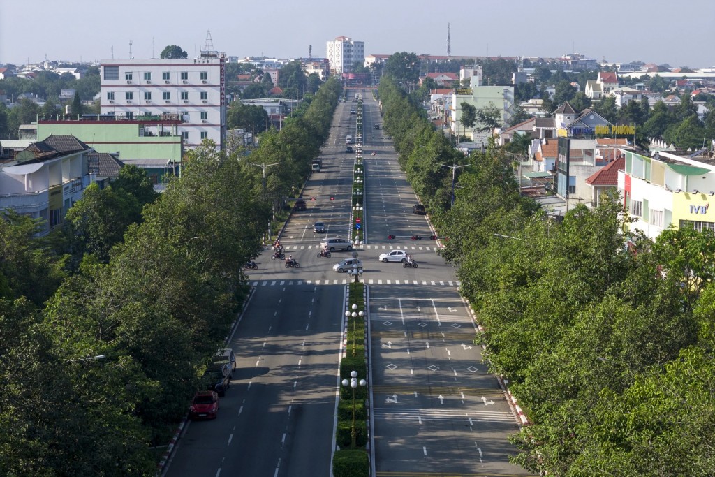 ; có hệ thống giao thông đường bộ phát triển mạnh, kết nối thông suốt với các tuyến đường trọng điểm, các khu công nghiệp, đô thị phía Nam của tỉnh, với TP HCM, tỉnh Bình Phước và các tỉnh Tây Nguyên