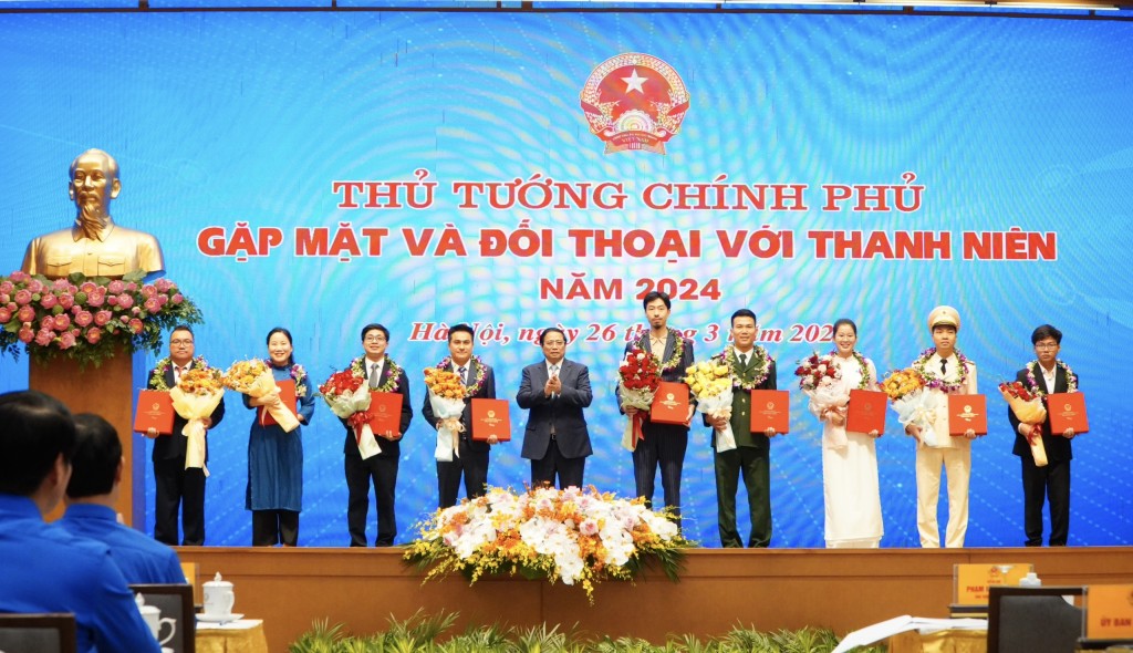 Thủ tướng Chính phủ tặng quà tới cá gương mặt trẻ Việt Nam tiêu biểu 
