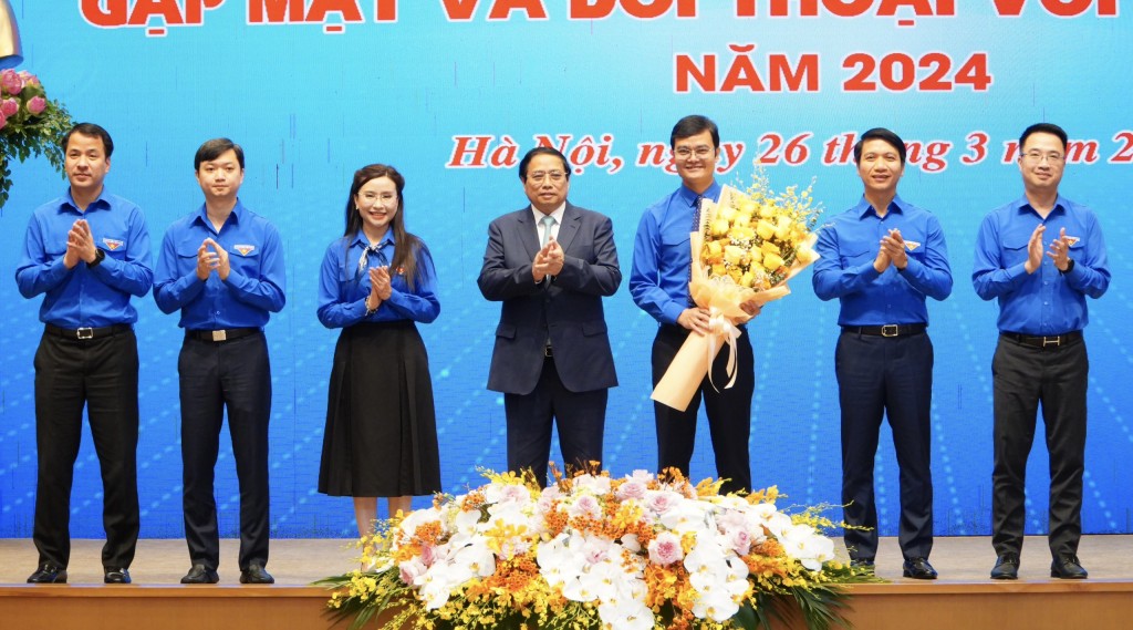 Thủ tướng Phạm Minh Chính tặng hoa chúc mừng Ban Bí thư Trung ương Đoàn