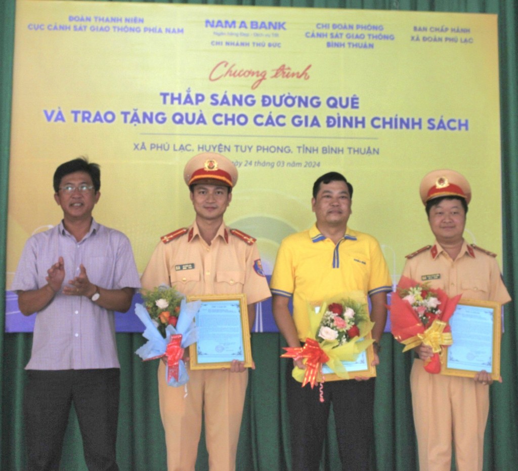 Ông Huỳnh Tấn Sinh - Chủ tịch UBND xã Phú Lạc trao thư cảm ơn của chính quyền địa phương cho các mạnh thường quân