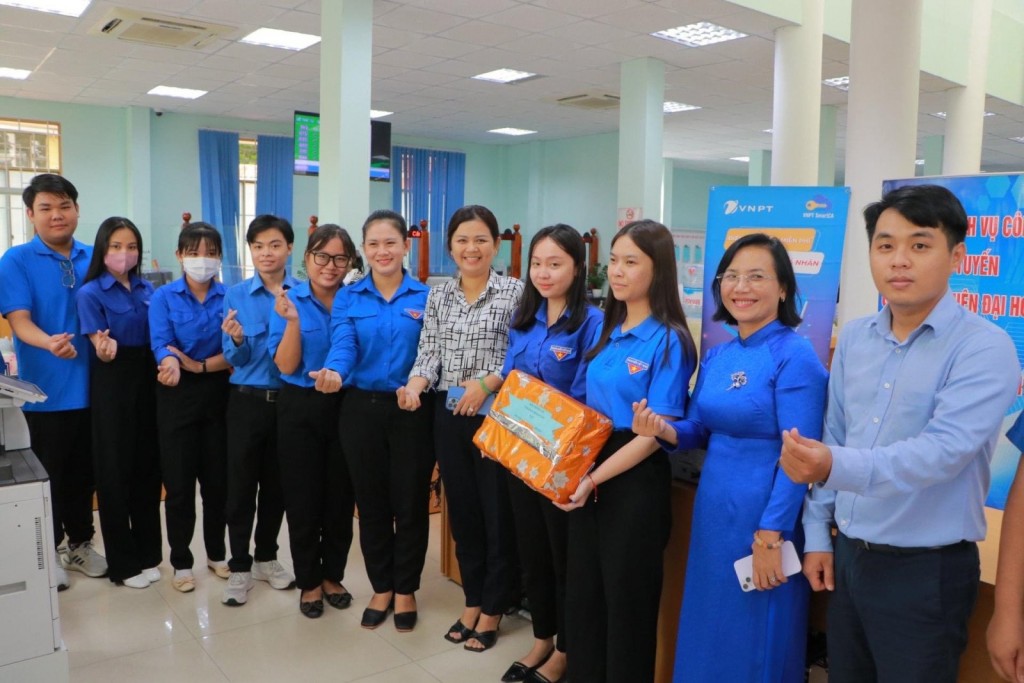 Ban Thường vụ Tỉnh đoàn thăm hỏi, tặng quà cho đội hình thanh niên tình nguyện hỗ trợ dịch vụ công trực tuyến tại TP Thủ Dầu Một